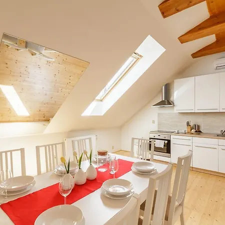 Old Town Charles Apartment *